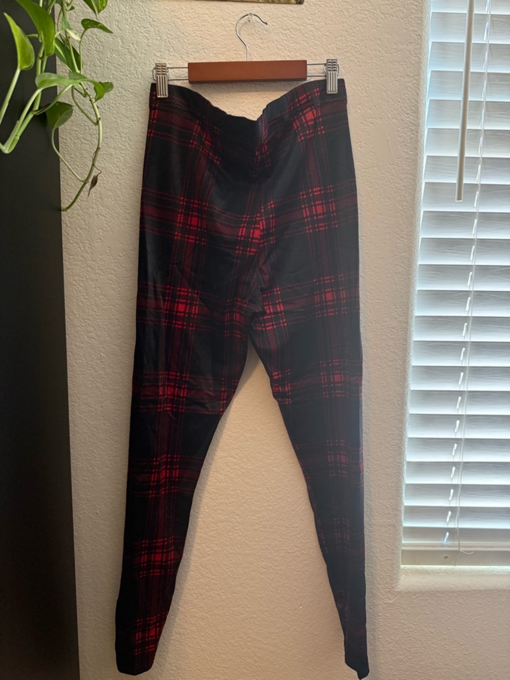 Blackmilk Red and Black Wet-look Tartan Leggings sz XL - Picture 3 of 3